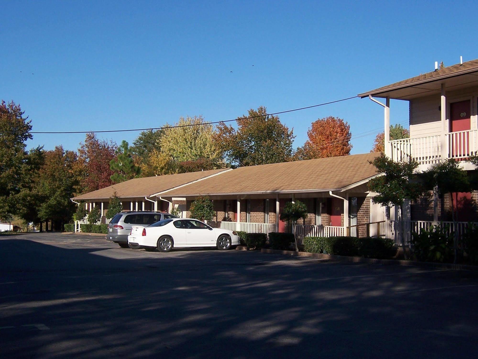 Oak Hill Inn And Suites Tahlequah Extérieur photo