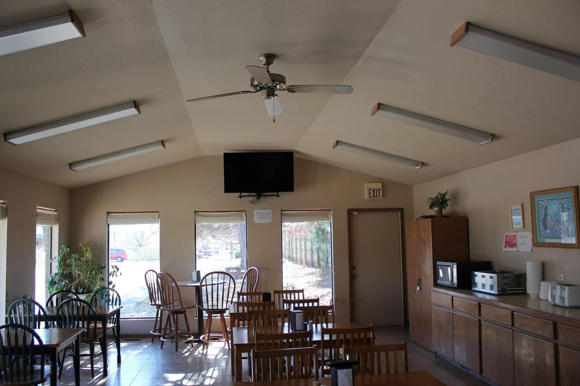 Oak Hill Inn And Suites Tahlequah Extérieur photo