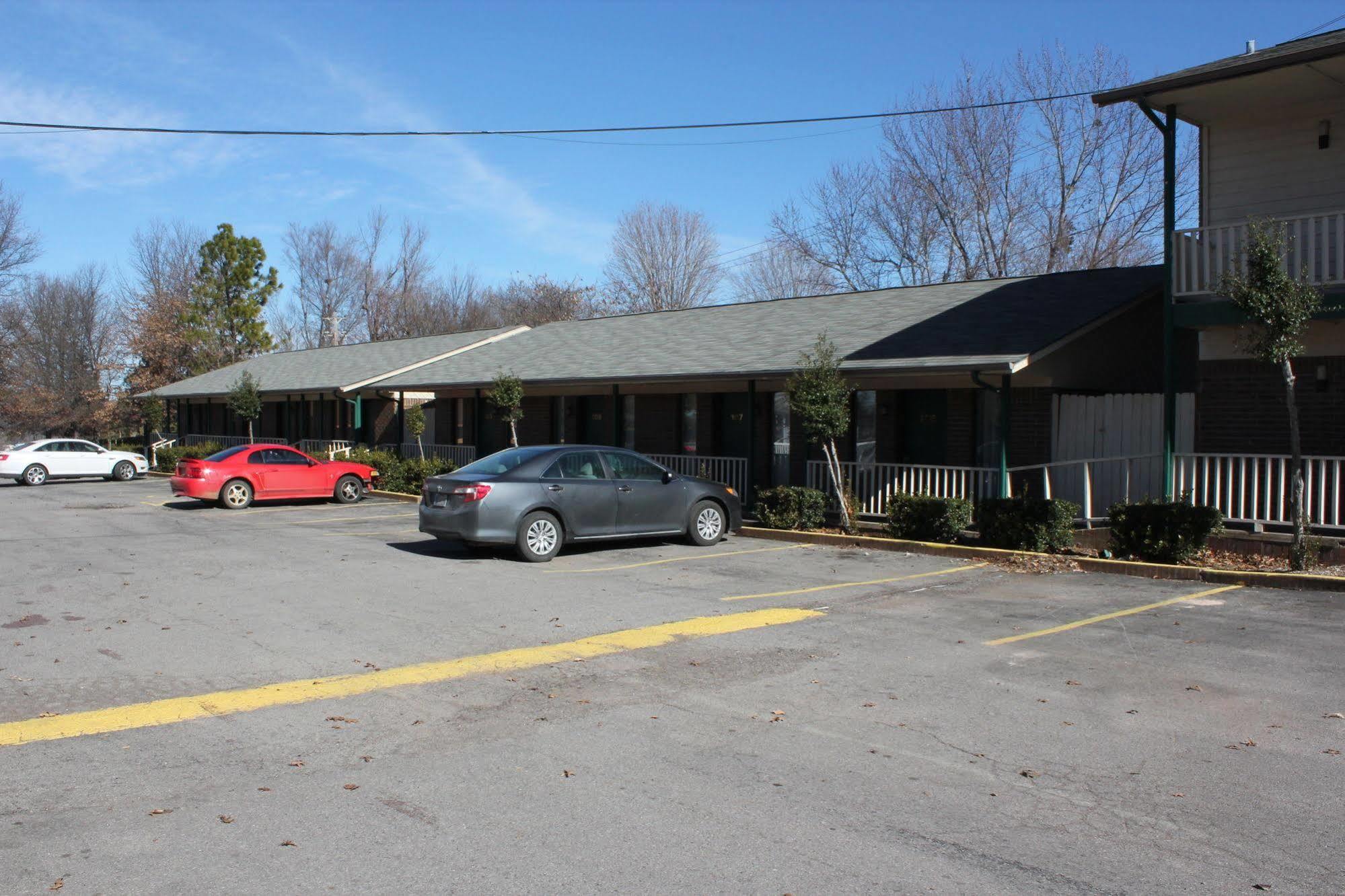 Oak Hill Inn And Suites Tahlequah Extérieur photo